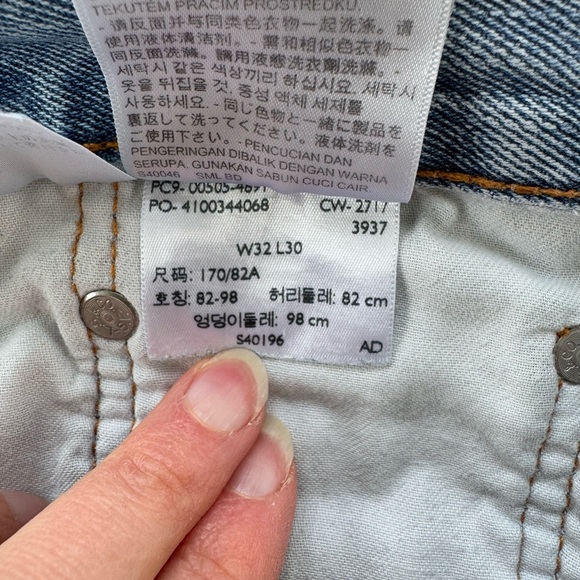 Vintage Levi’s 505 Light Wash Distressed Zip Fly Straight Leg Jeans Size 32 x 30 - Picture 12 of 12